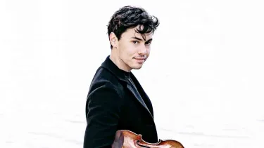 Benjamin Beilmann holds the violin.